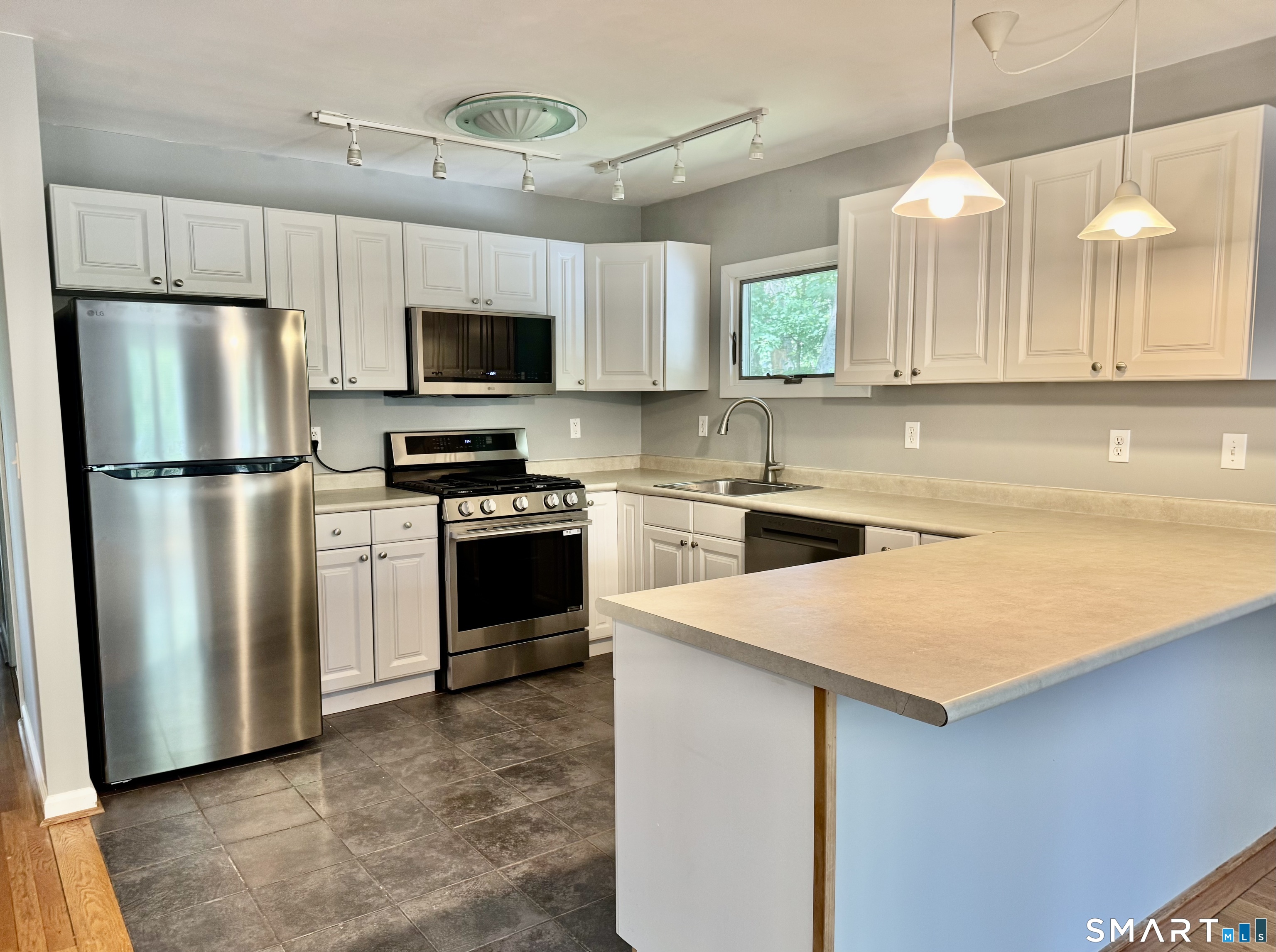 5 Wakerobin Road Norwalk, CT 06851 - Photo 8 of 27 Breakfast bar for casual dining