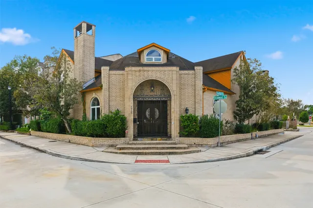 $775,000 | 4063 Breakwood Drive, Houston, TX 77025