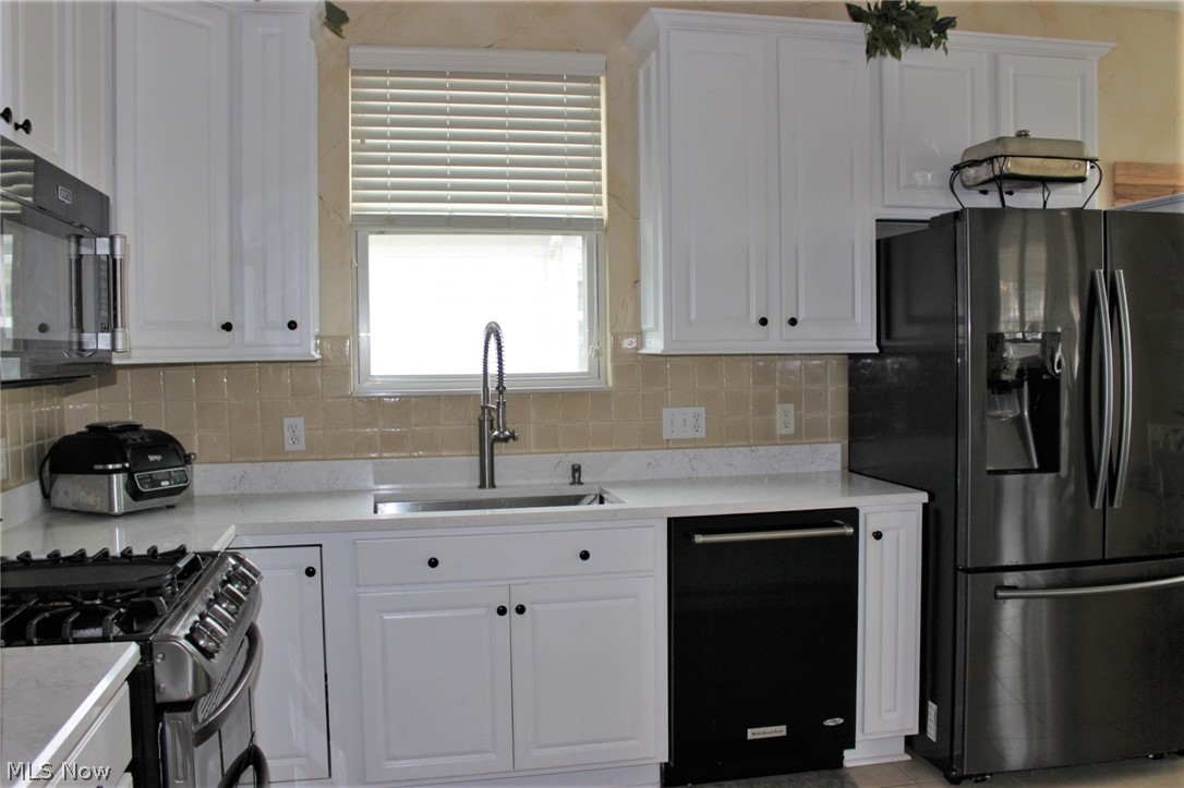 2354 Roxbury Road Avon, OH 44011 - Photo 7 of 35 Kitchen with newer appliances.