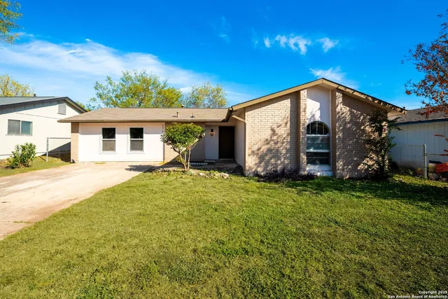 a view of a house with backyard and garden