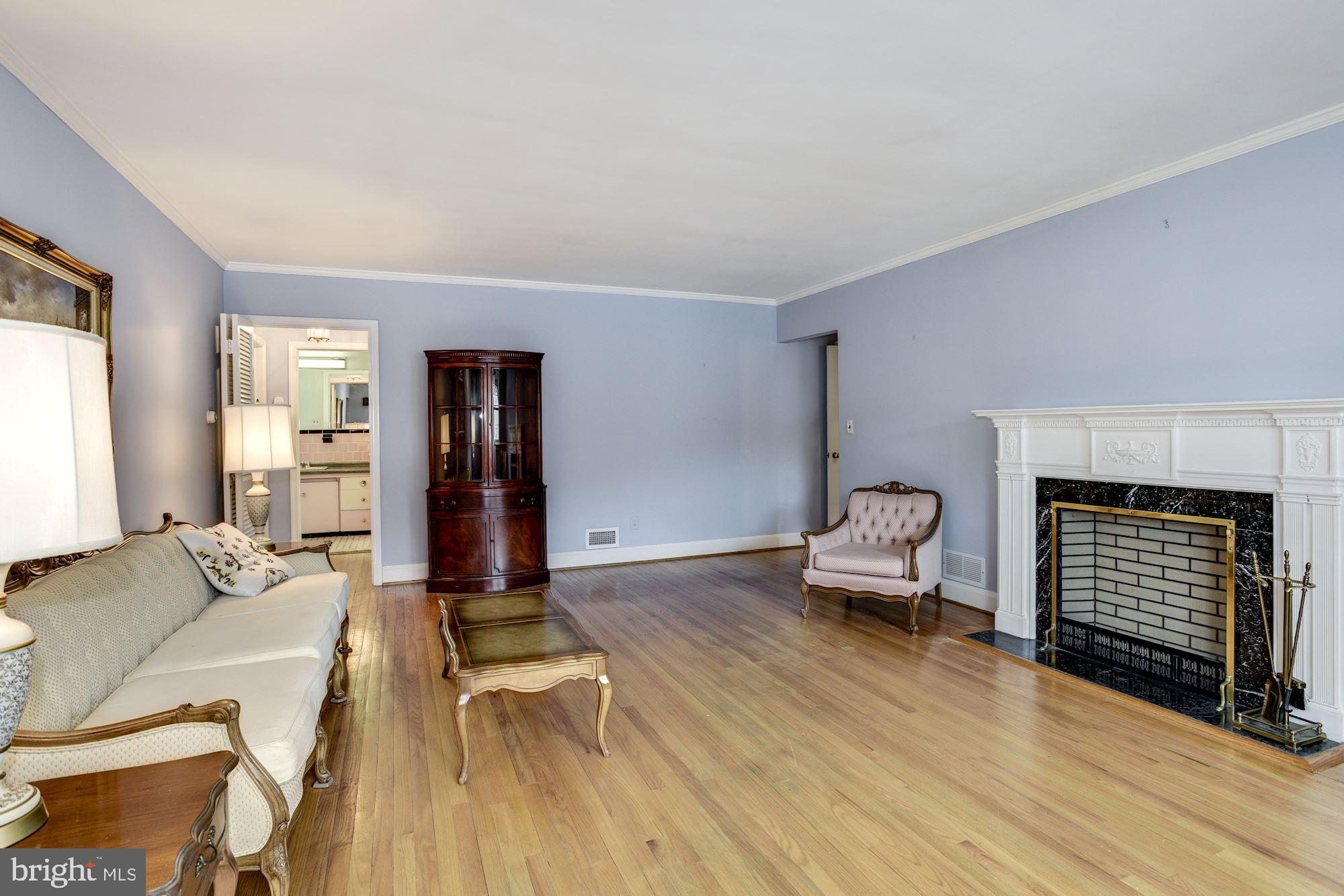 6237 Fernway Baltimore, MD 21212 - Photo 2 of 27 Living Room