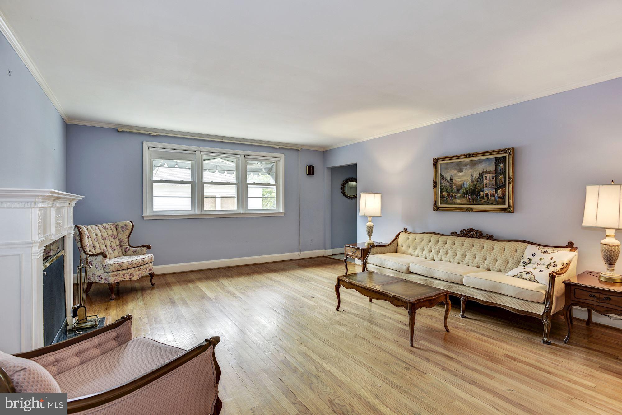 6237 Fernway Baltimore, MD 21212 - Photo 3 of 27 Living Room