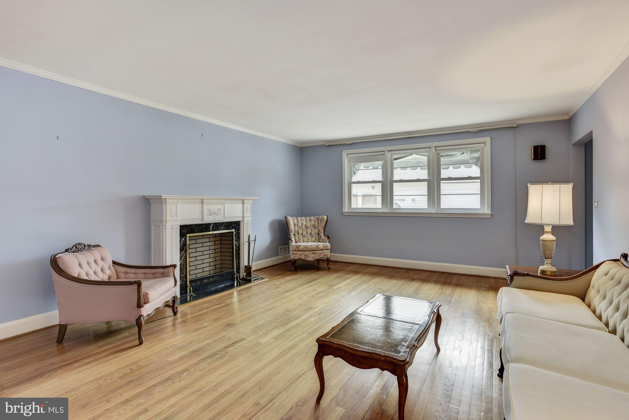 6237 Fernway Baltimore, MD 21212 - Photo 4 of 27 Living Room