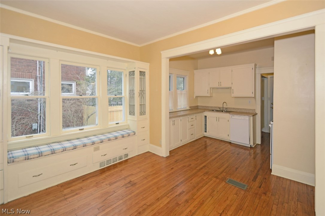 1507 Crest Road Cleveland, OH 44121 - Photo 11 of 34