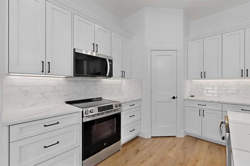178 Private Road Canton, TX 75103 - Photo 15 of 38 a kitchen with white cabinets and appliances