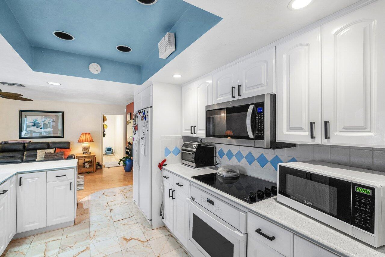 1220 Southwest 25th Place Boynton Beach, FL 33426 - Photo 13 of 62 Light Bright Kitchen