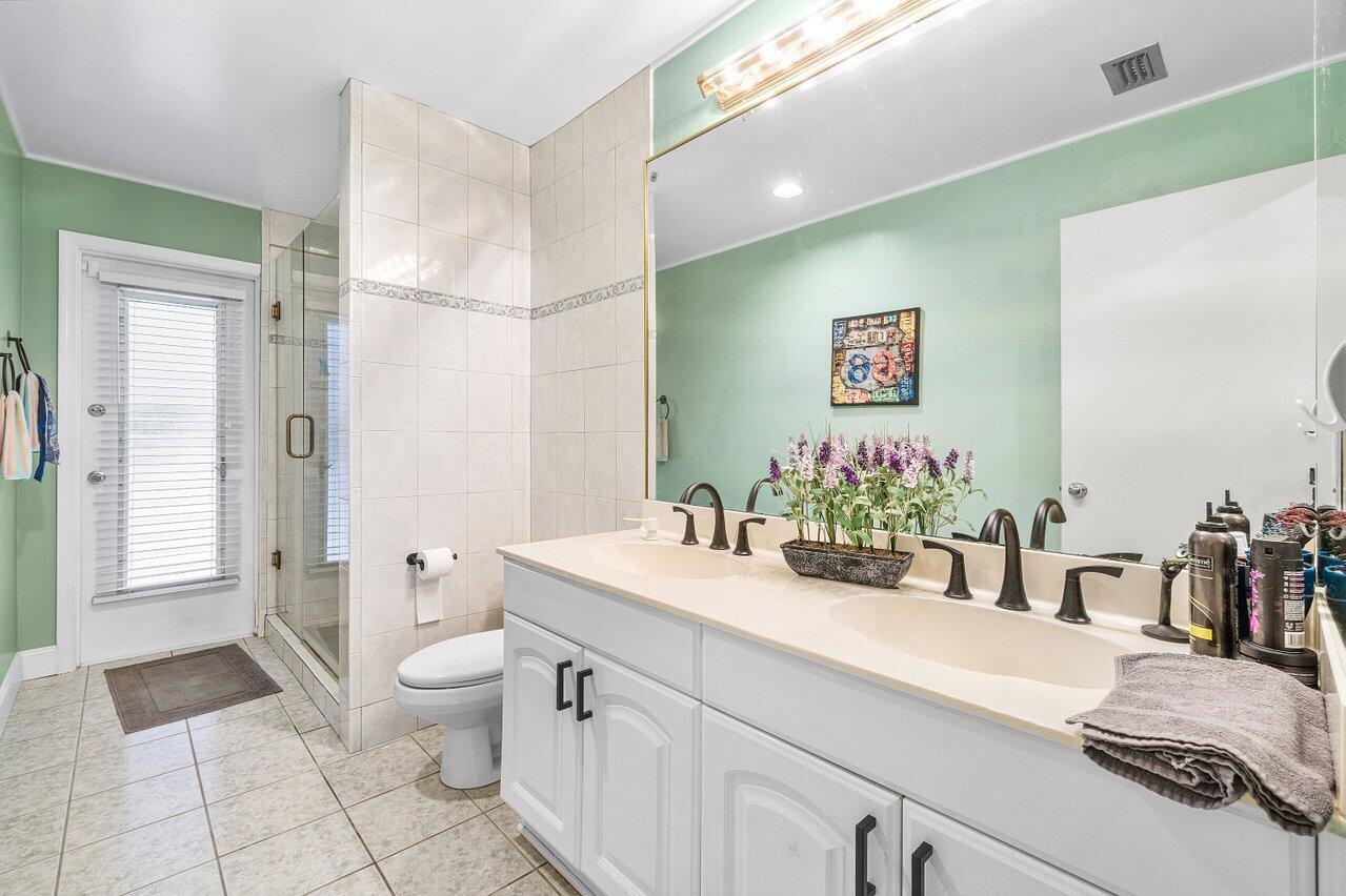 1220 Southwest 25th Place Boynton Beach, FL 33426 - Photo 22 of 62 Guest/Cabana Bath