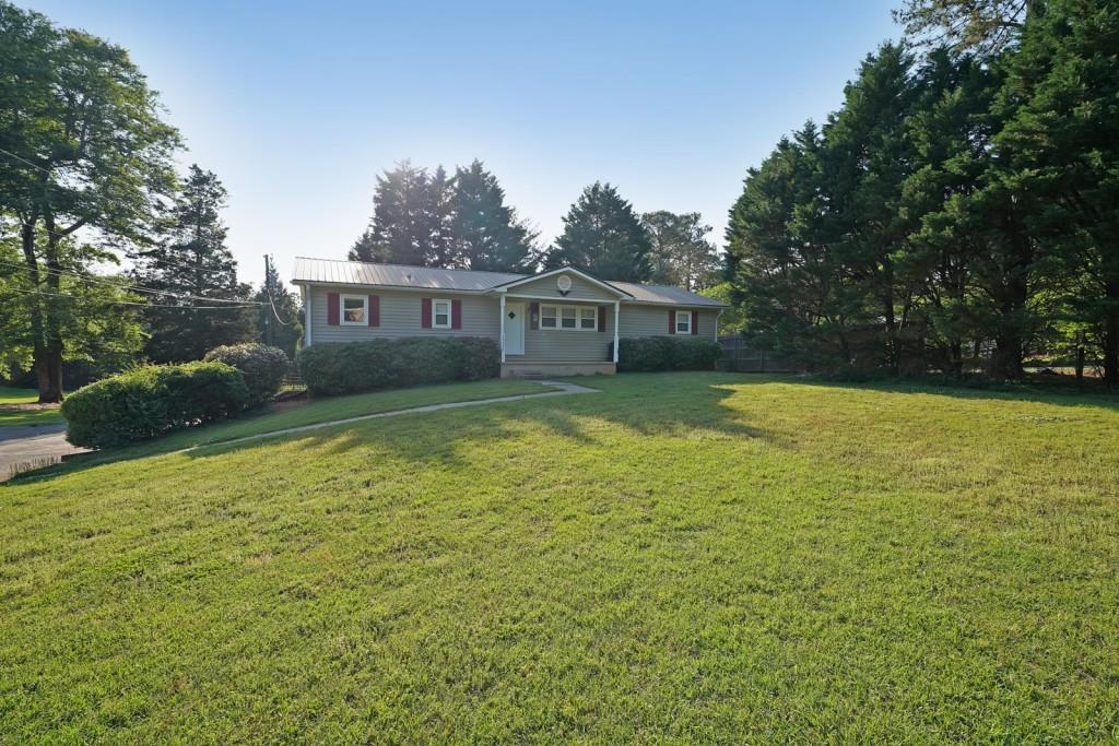 a view of a house with a yard