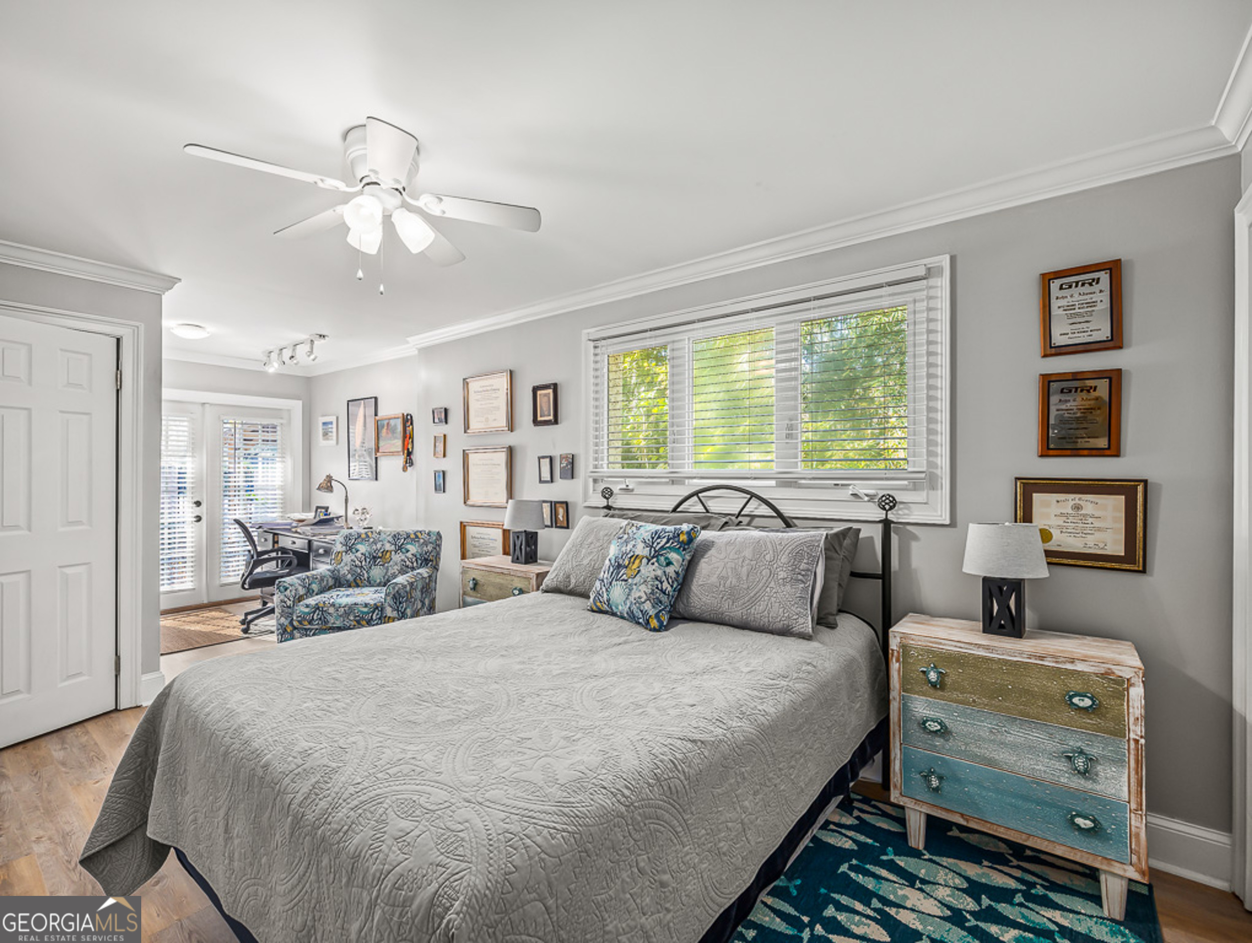 103 Cater Street St. Simons, GA 31522 - Photo 25 of 30 a bedroom with a large bed and a window