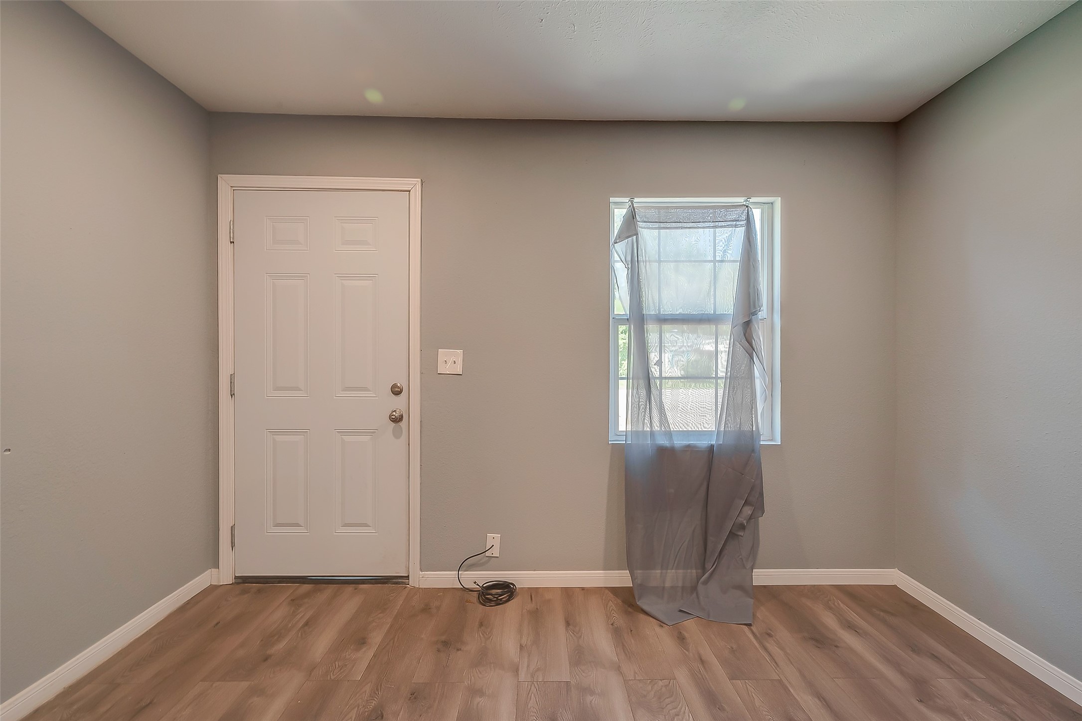 6823 Goforth Street Houston, TX 77021 - Photo 4 of 29 an empty room with wooden floor and windows