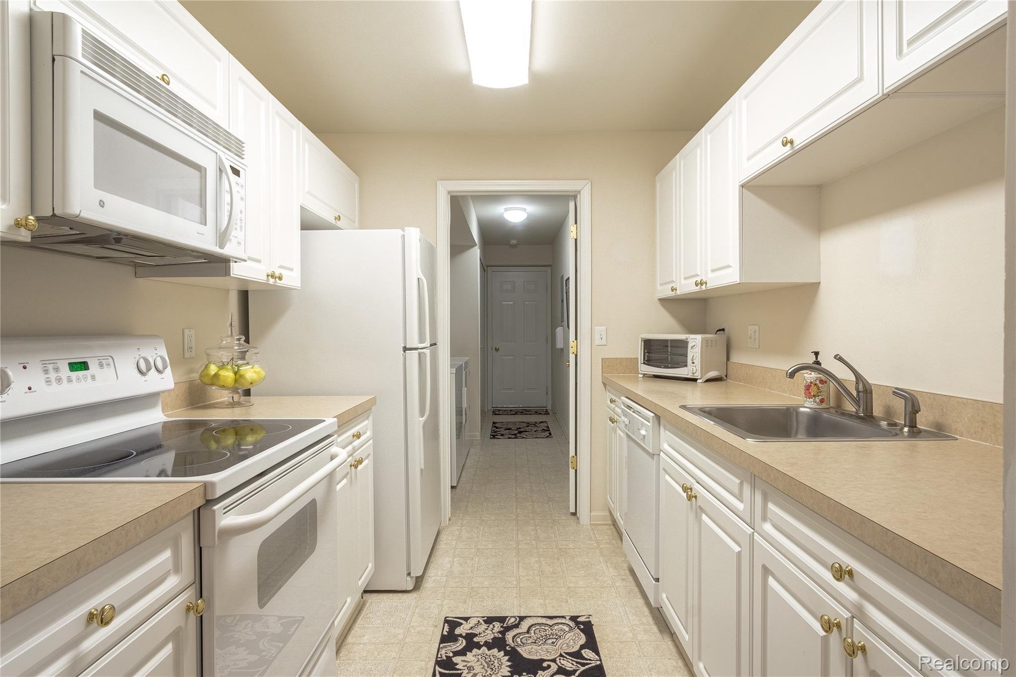 3495 Tremonte Circle, Unit 211 Rochester, MI 48306 - Photo 12 of 37 Interiors (9 of 24).jpg