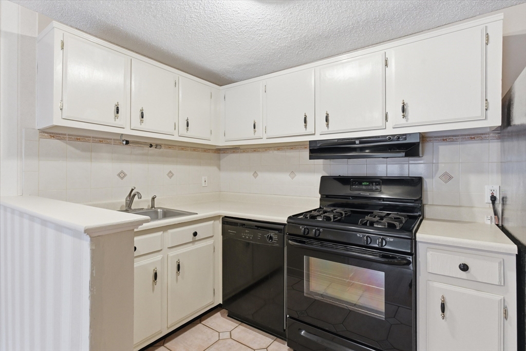 136 Tyngsboro Road, Unit 7 Chelmsford, MA 01863 - Photo 3 of 34