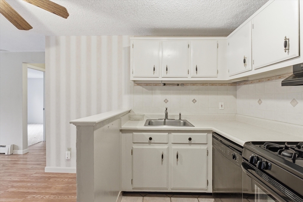 136 Tyngsboro Road, Unit 7 Chelmsford, MA 01863 - Photo 4 of 34