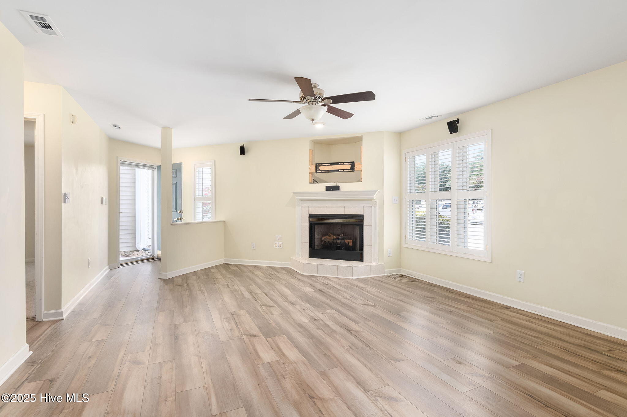 424 Commerce Avenue, Unit A Morehead City, NC 28557 - Photo 6 of 24 Living Room