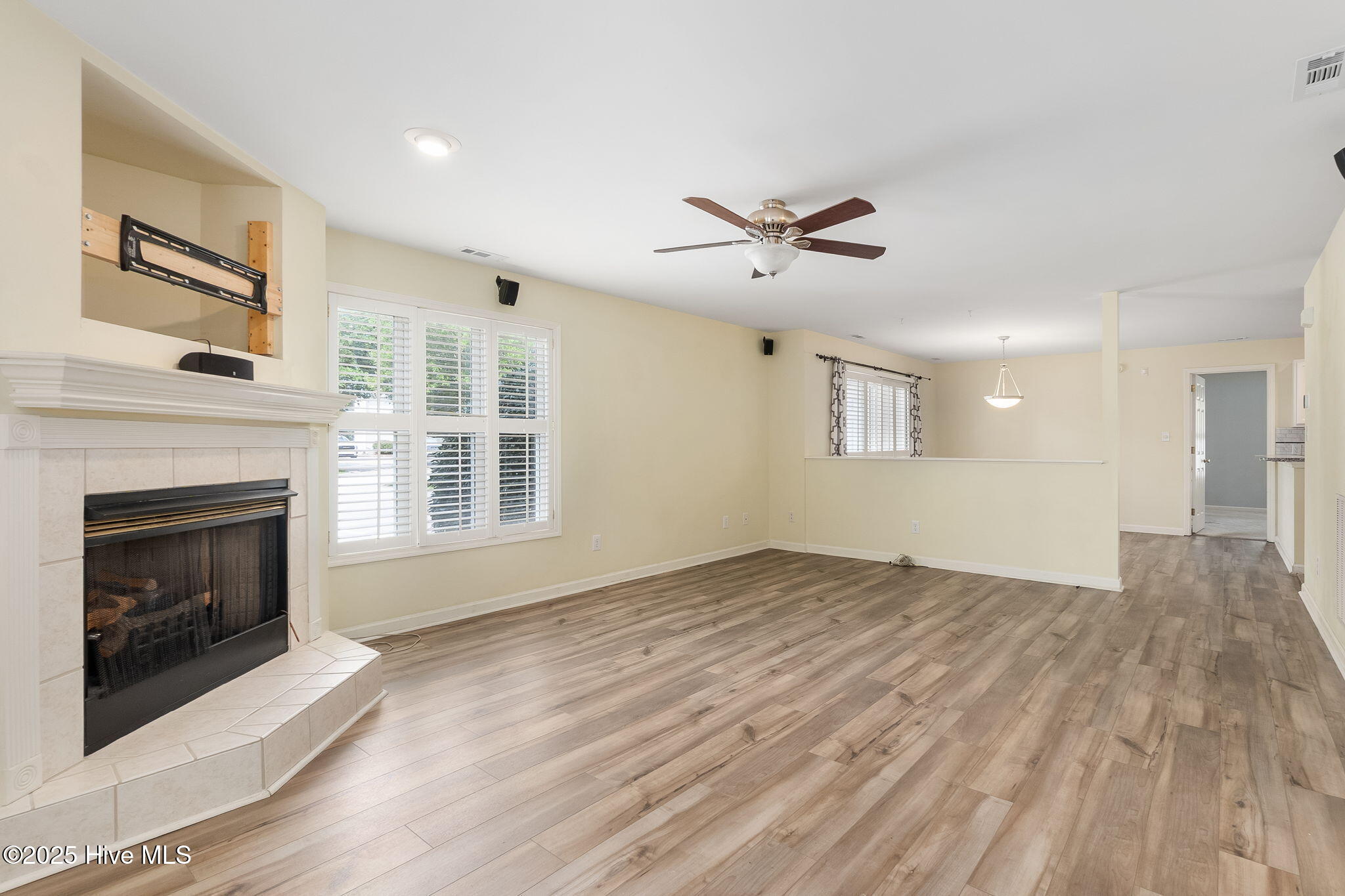 424 Commerce Avenue, Unit A Morehead City, NC 28557 - Photo 8 of 24 Living Room