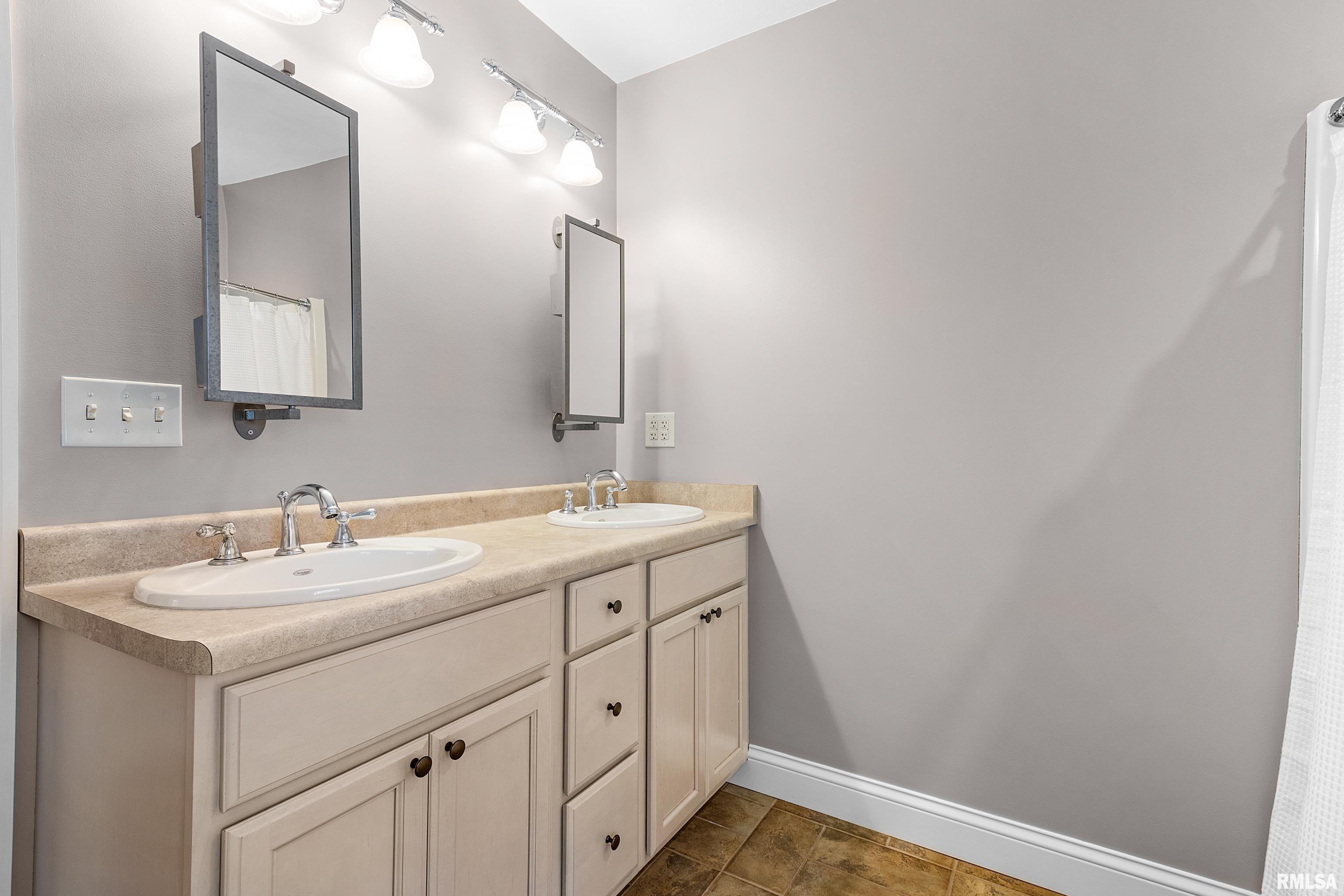 1404 Kelsey's Way Metamora, IL 61548 - Photo 39 of 50 Gallery Image 39