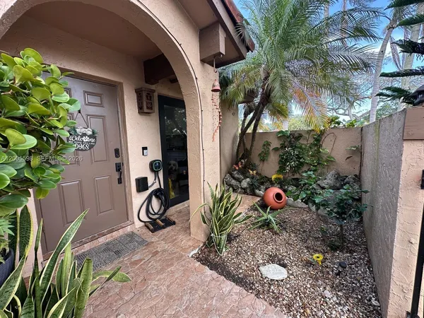 $599,000 | 6633 Northwest 178th Terrace, Hialeah, FL 33015