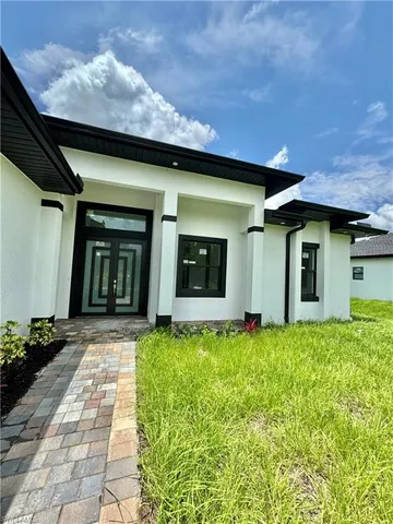 a view of a house with backyard