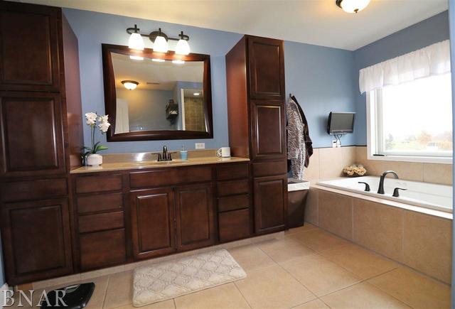 8635 Idlewood Road Clinton, IL 61727 - Photo 13 of 30