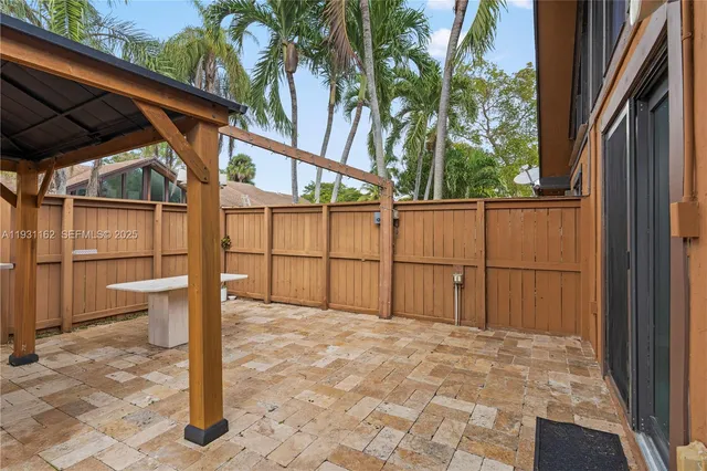 a view of a backyard