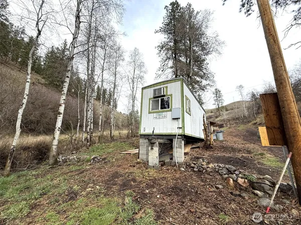 a view of a back yard