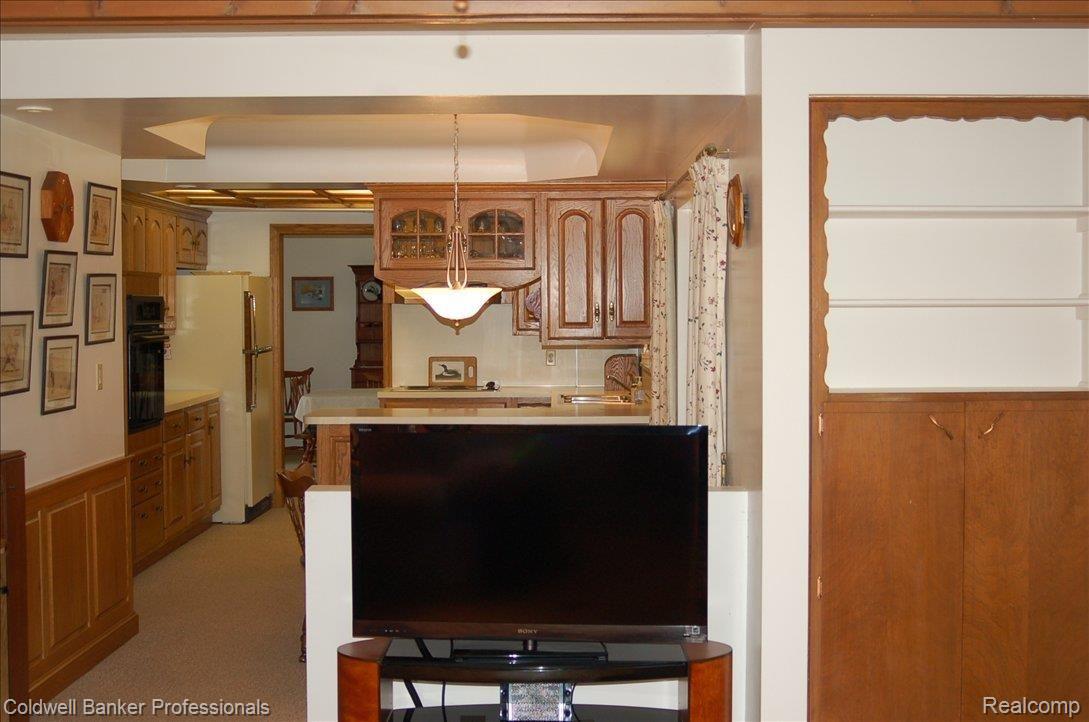 826 Wilwood Road Rochester, MI 48309 - Photo 8 of 25 View from Family to Kitchen