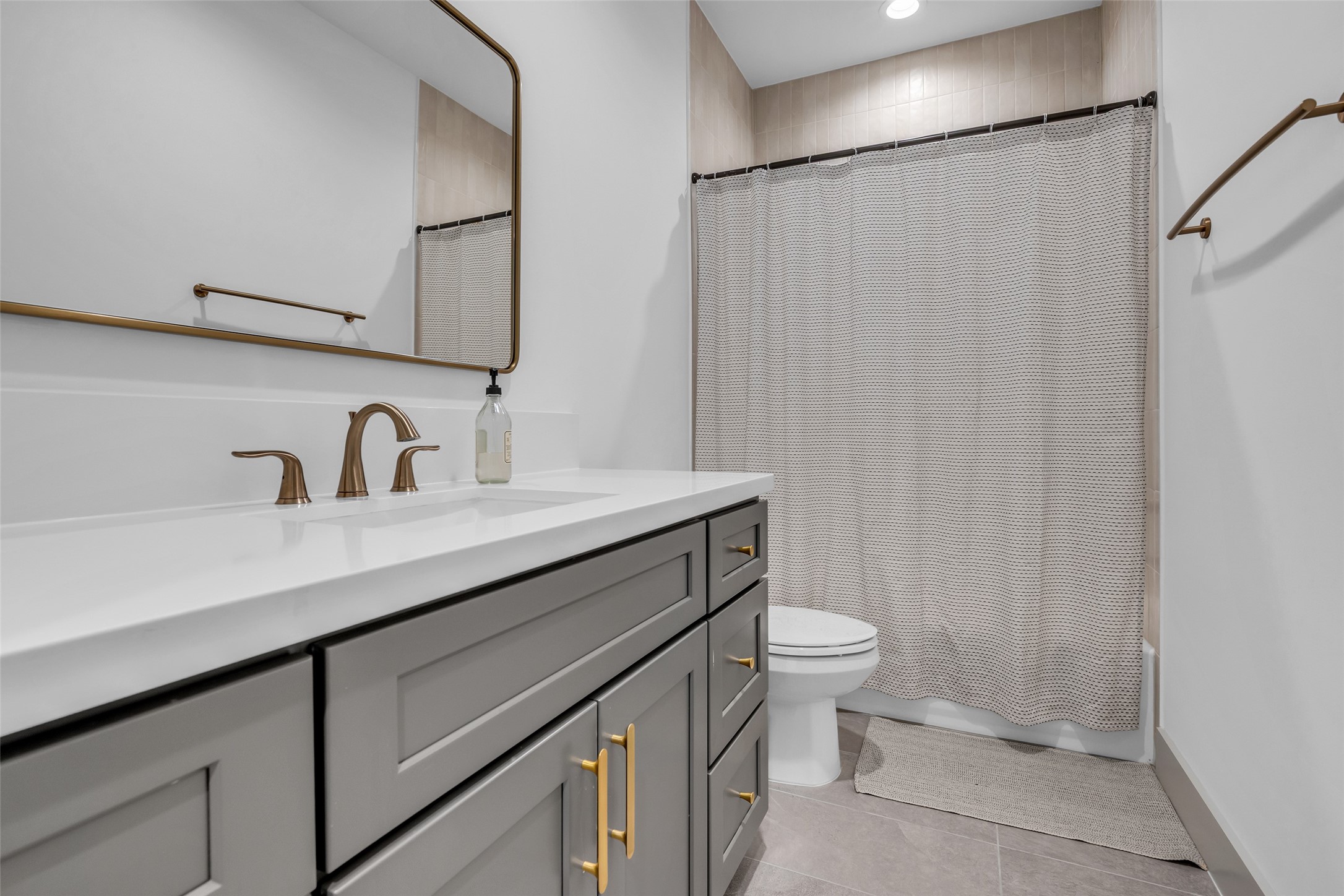 1724 Ridgewood Street Houston, TX 77006 - Photo 32 of 38 Third-floor bathroom features a tub and shower combination, conveniently serving the rooms on this level with a functional and accessible layout.