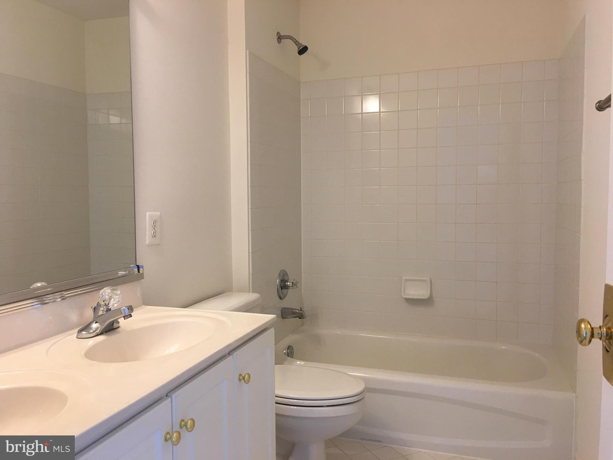 1301 Gatesmeadow Way Reston, VA 20194 - Photo 26 of 30 Bath