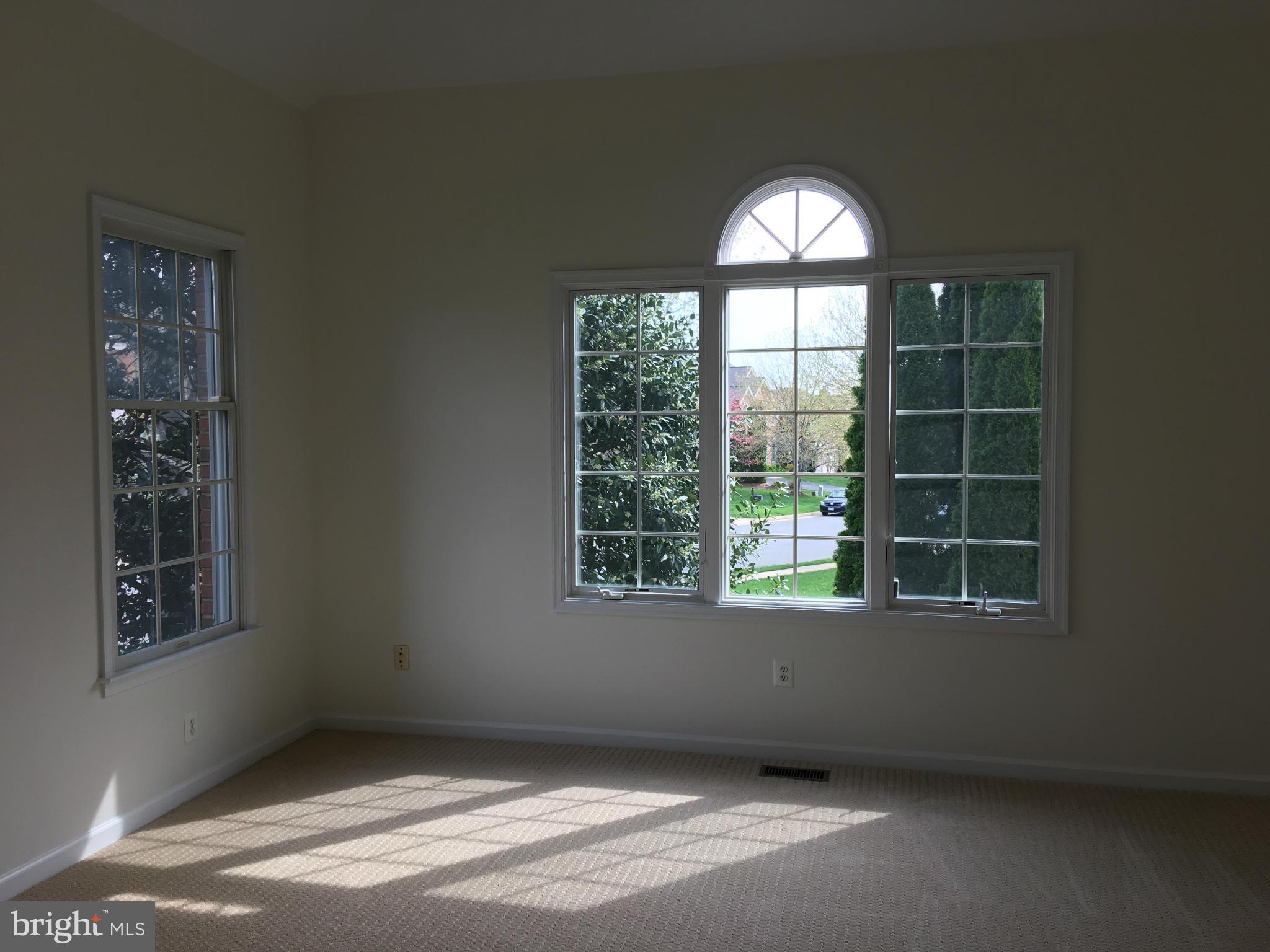 1301 Gatesmeadow Way Reston, VA 20194 - Photo 5 of 30 Living Room