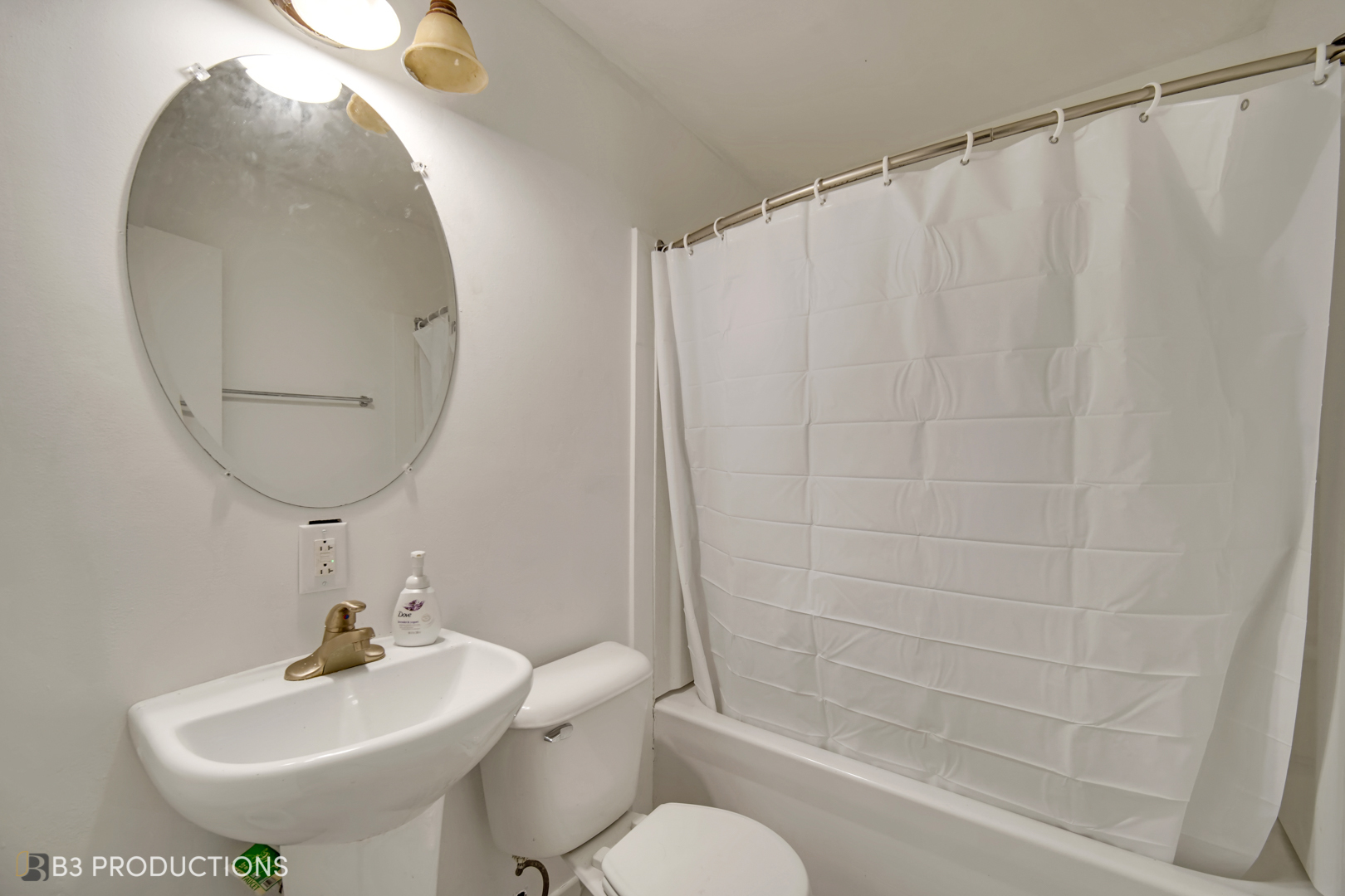 22 Arlington Drive Romeoville, IL 60446 - Photo 8 of 15 a bathroom with a sink toilet and shower