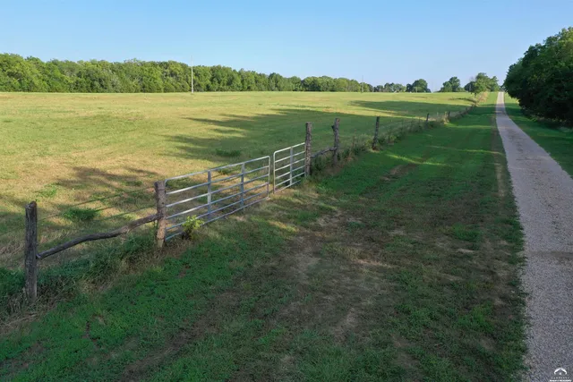 $307,500 | 1 Comanche Road, Meriden, KS 66512