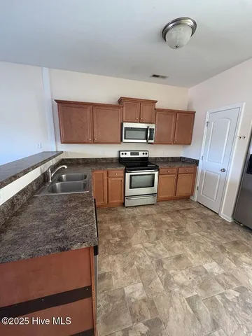 $1,300 | 626 Ebb Tide Lane, Sneads Ferry, NC 28460