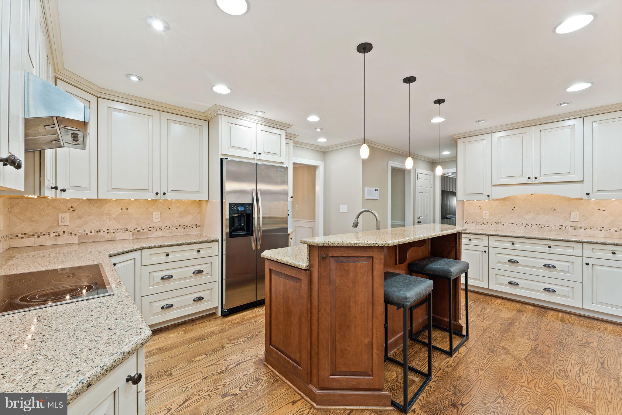 8084 Counselor Road Manassas, VA 20112 - Photo 17 of 62 Custom Cabinetry!