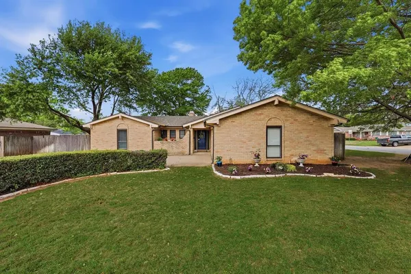 a view of a house with backyard and sitting area