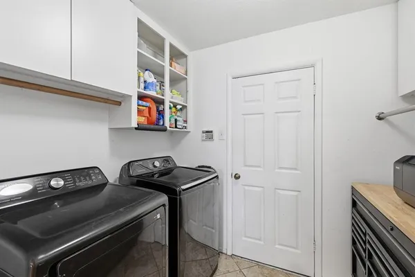 a view of a livingroom with washer and dryer
