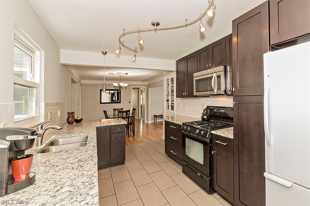 5000 Farnhurst Road Cleveland, OH 44124 - Photo 6 of 29