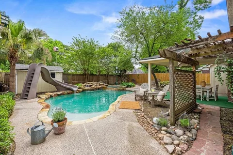 $299,900 | 330 Welford Lane, Highlands, TX 77562