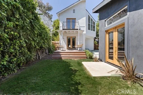 a view of an house with backyard porch and hall