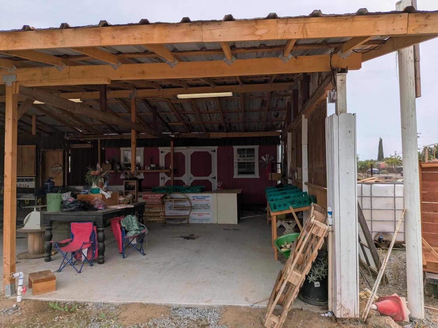 284 South Temperance Avenue Fresno, CA 93737 - Photo 9 of 23 a view of a chairs and table in the patio