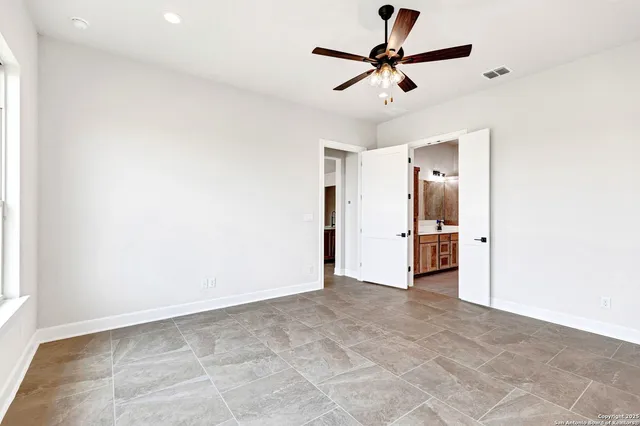 a view of a livingroom with a ceiling fan