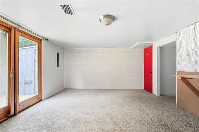 a view of empty room with window