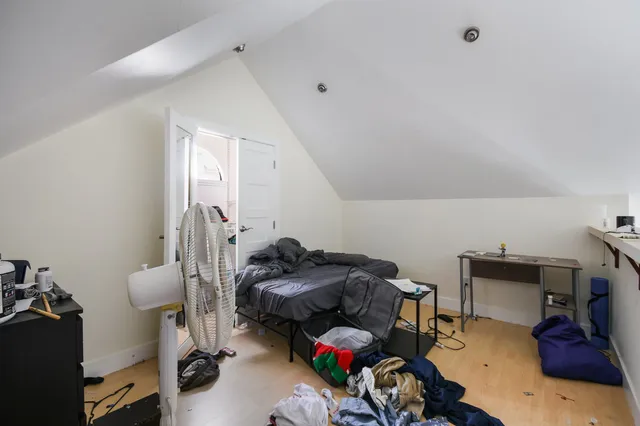 a bedroom with furniture and a equipment