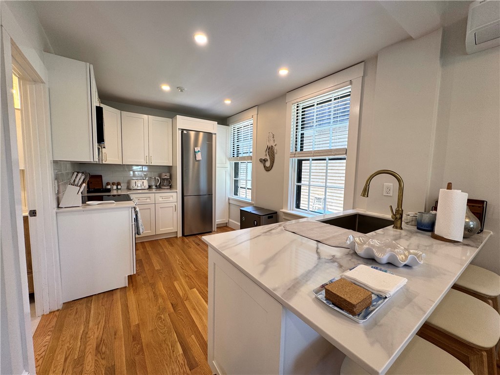 19 Walnut Street, Unit 4 Newport, RI 02840 - Photo 3 of 11