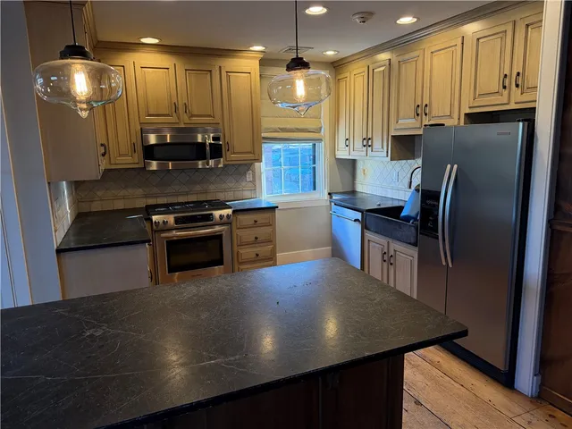 $3,900 | 31 Bradford Street, Unit 1, Bristol, RI 02809