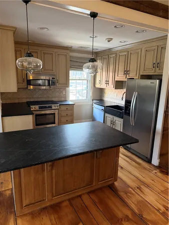 $3,900 | 31 Bradford Street, Unit 1, Bristol, RI 02809