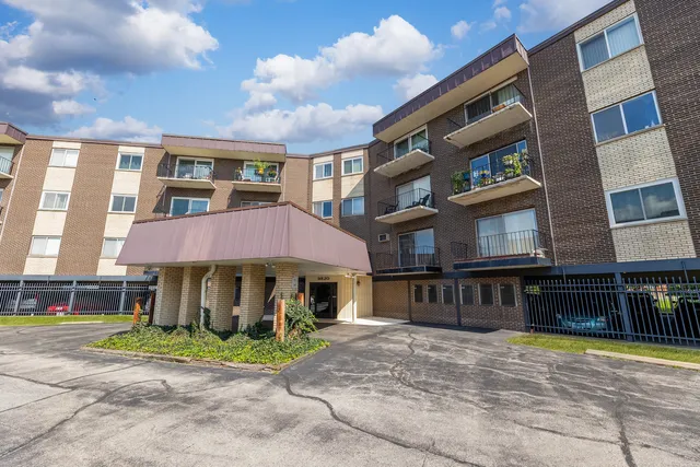 $182,500 | 9820 South Pulaski Road, Unit 213, Oak Lawn, IL 60453