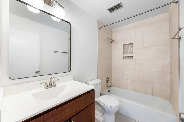 $182,500 | 9820 South Pulaski Road, Unit 213, Oak Lawn, IL 60453