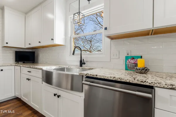 $649,900 | 2112 Knob Creek Road, Johnson City, TN 37604