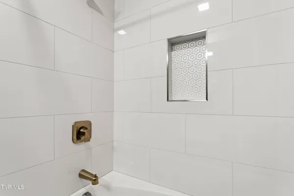 $649,900 | 2112 Knob Creek Road, Johnson City, TN 37604