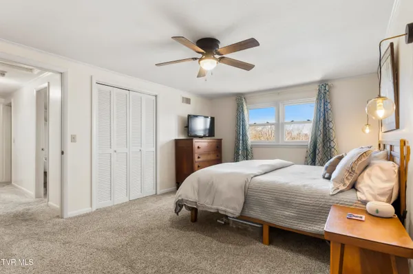 $649,900 | 2112 Knob Creek Road, Johnson City, TN 37604